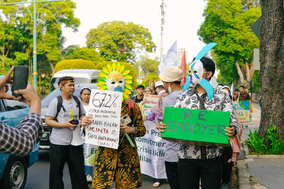 climate_rangers's tweet photo. 80 tahun merdeka… tapi masih terjebak energi kotor?! Loh kok bisa…
Tahun ’45 kita usir penjajah, tapi sekarang malah dijajah “company baru”- batubara &amp; energi kotor lainnya.
60% listrik RI masih dari batubara (IESR, 2023). Subsidi fosil jauh lebih besar daripada energi bersih. https://t.co/2pHN2lBD6P