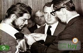 Gladys Martínez Verdecia (@gladysartemisa) on Twitter photo El 19 de agosto de 1961 el Comandante Ernesto Che Guevara es condecorado por el presidente Janio Quadros con la Orden do Cruzeiro do Sul, la más alta distinción que otorga Brasil.
#CubaEstáFirme
#ArtemisaJuntosSomosMás
<a href="/DiazCanelB/">Miguel Díaz-Canel Bermúdez</a>
<a href="/DrRobertoMOjeda/">Dr. Roberto Morales Ojeda</a>
<a href="/PartidoPCC/">Partido Comunista de Cuba</a> El 19 de agosto de 1961 el Comandante Ernesto Che Guevara es condecorado por el presidente Janio Quadros con la Orden do Cruzeiro do Sul, la más alta distinción que otorga Brasil.
#CubaEstáFirme
#ArtemisaJuntosSomosMás
<a href="/DiazCanelB/">Miguel Díaz-Canel Bermúdez</a>
<a href="/DrRobertoMOjeda/">Dr. Roberto Morales Ojeda</a>
<a href="/PartidoPCC/">Partido Comunista de Cuba</a>