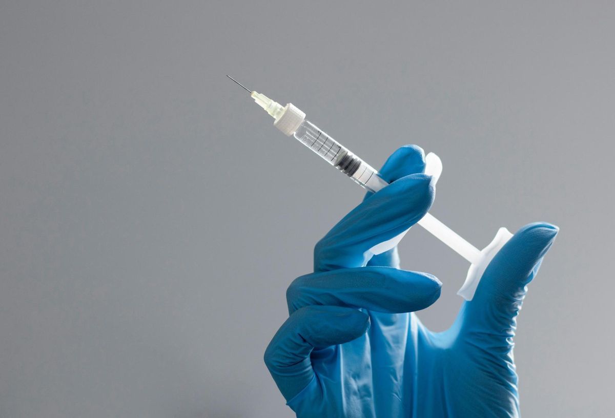 Health and Human Services Secretary scrapped $500M in federal funding for messenger RNA vaccines and barred new public partnerships, threatening one of the few growth drivers in life sciences — and a pillar of lab leasing.

bisnow.com/national/news/…