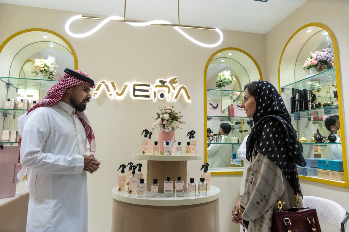 avenaperfume's tweet photo. شرفتنا اليوم ✨

صاحبة السمو الملكي الأميرة
سارة بنت بندر بن عبدالعزيز ال سعود

بزيارة المقر الرسمي لعلامة AVENA للعطور في عنيزة واطلعت على منتجاتنا وتفضلت بقبول هدية رمزية 🎁

زيارة نفتخر بها وبهذه المناسبة نعلن افتتاح المقر الرسمي ونتشرف بزيارتكم وتجربة فريدة في عالم العطور 🌸 https://t.co/ocVuA007hT