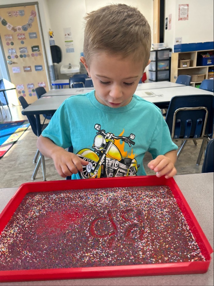 kerra3's tweet image. ✍🏼Our Kindergarten Enrichment students practiced their uppercase and lowercase letters using their fingers and sprinkles!✍🏼

Our Wonder of Learning curriculum combines quality education standards and fun!🤩

#wonderoflearning #powerofplay #GoddardSchool #goddardschoolmason...