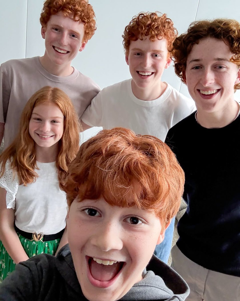 FAMÍLIA WEASLEY REUNIDA! 

Juntando-se ao nosso próprio Alastair Stout como Ron Weasley, damos as boas-vindas a Tristan Harland como Fred Weasley, Gabriel Harland como George Weasley, Ruari Spooner como Percy Weasley e Gracie Cochrane como Ginny Weasley na série original da HBO