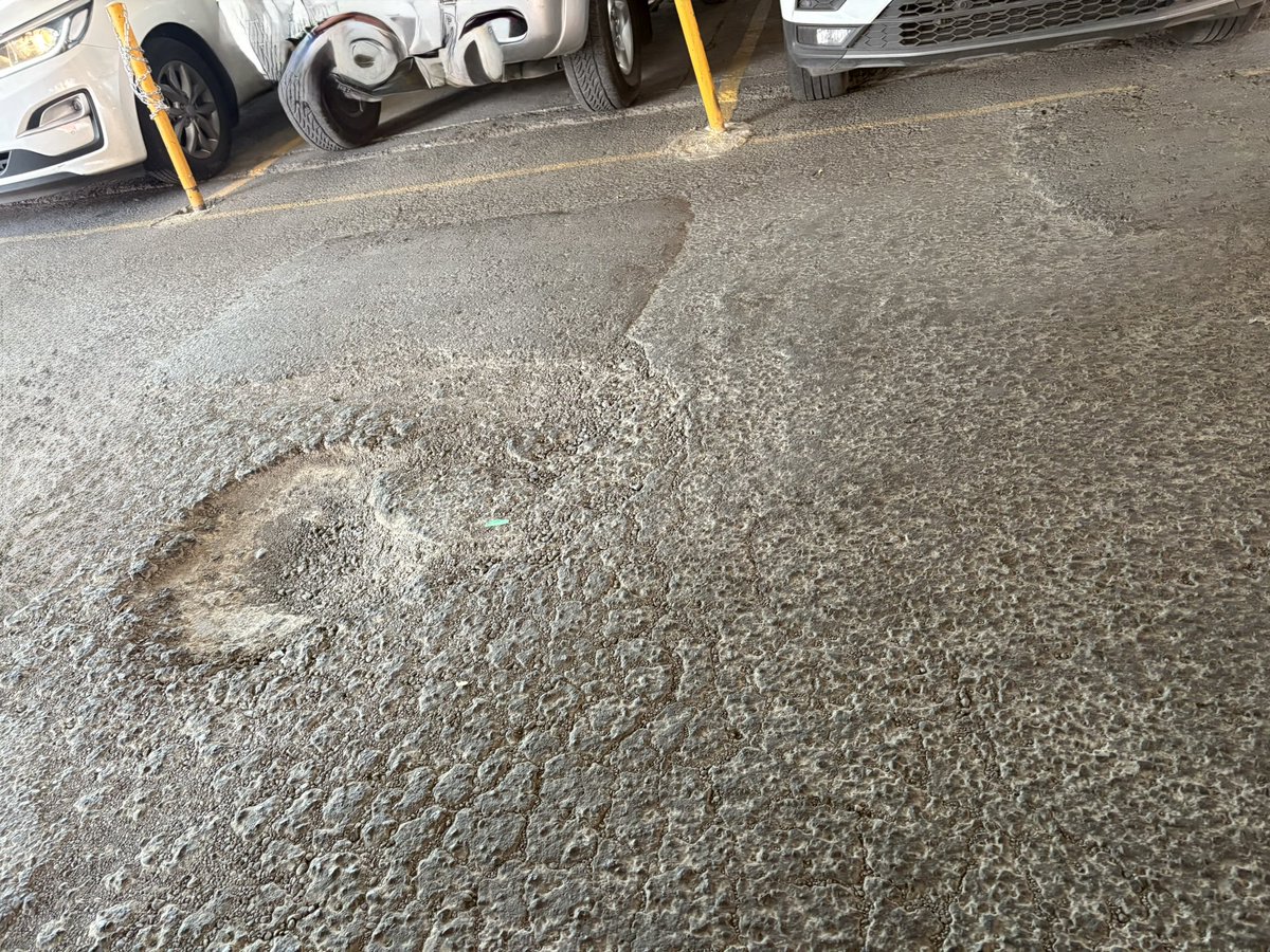 Chiriper's tweet photo. @cesar_m_garrido #AntiBachesMH Solicitó su ayuda para atender estos 3baches. Río San Joaquín, en el retorno del bajo puente,frente al #406 entre priv. Cervantes y Pte.113-A.Tienen 2meses reportados en Locatel y no los tapan ☹️ https://t.co/TzSvI377Fq