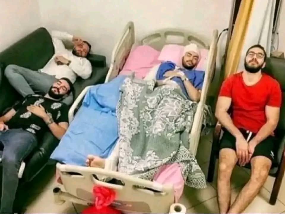 صورة إلتقطها طبيب عند الساعة الثالثة فجراً ونشرها في حسابه معلقاً:
 "#لاتصاحب_إلا_أصيلاً.." ♥️