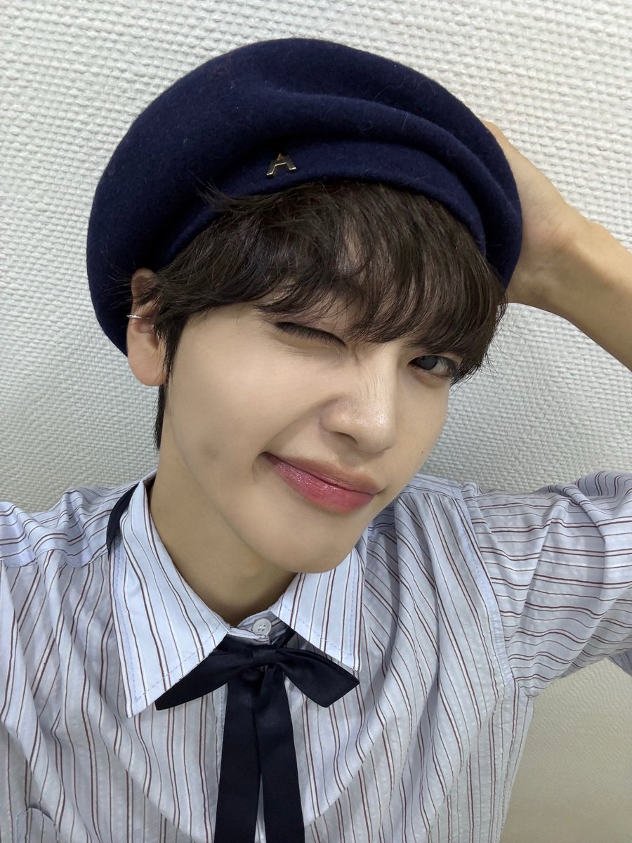 CRAVITY_twt's tweet photo. 오랜만에 더쇼에서 베레모😀
#형준 #크래비티 #더쇼 https://t.co/QC2y79ibzj