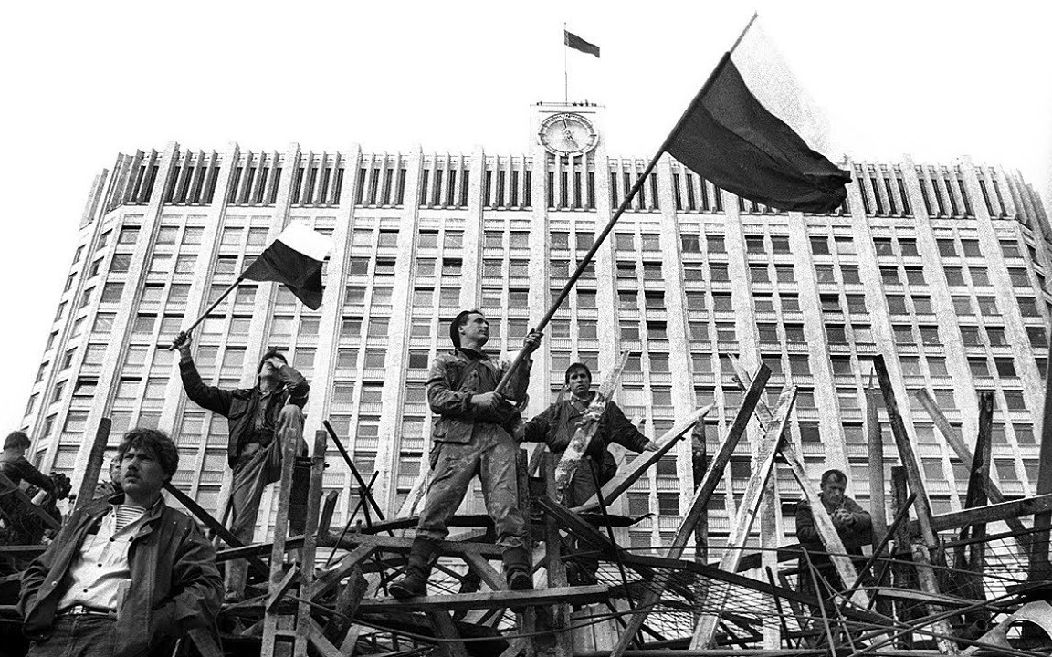 Ну вот, 34 года.....Мне 14 лет, лето, каникулы, море, прихожу домой, а сестра испуганно говорит, там похоже война начинается🙄А потом мы с батей всю ночь слушали радио Свобода и русскую службу BBC, была надежда...была...мда.....кто мог тогда подумать....