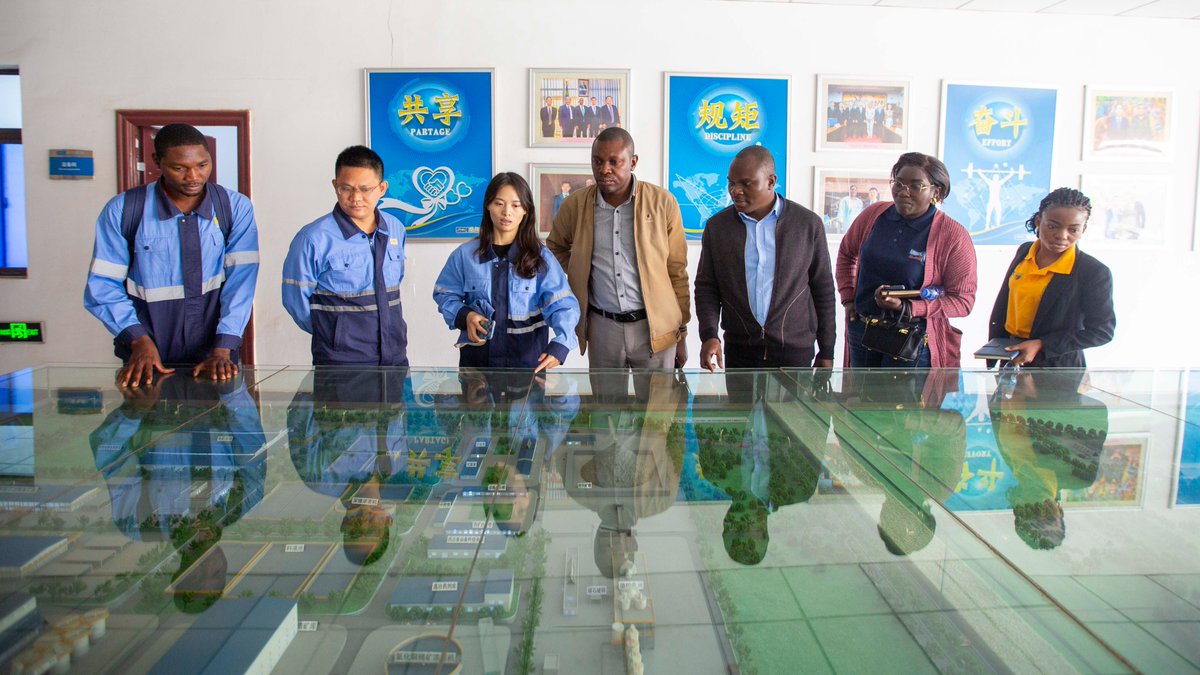 #SICOMINES | #KOLWEZI : En soutenant l’enseignement supérieur et universitaire, la <a href="/SICOMINES/">SICOMINES S.A.</a> a accueilli ce lundi dans ses installations à @Lualaba, province du Sud-est de la @RDC, une délégation de l’Université de Kolwezi <a href="/Unikolofficiel/">Université de Kolwezi</a>, dans le cadre du renforcement et de la