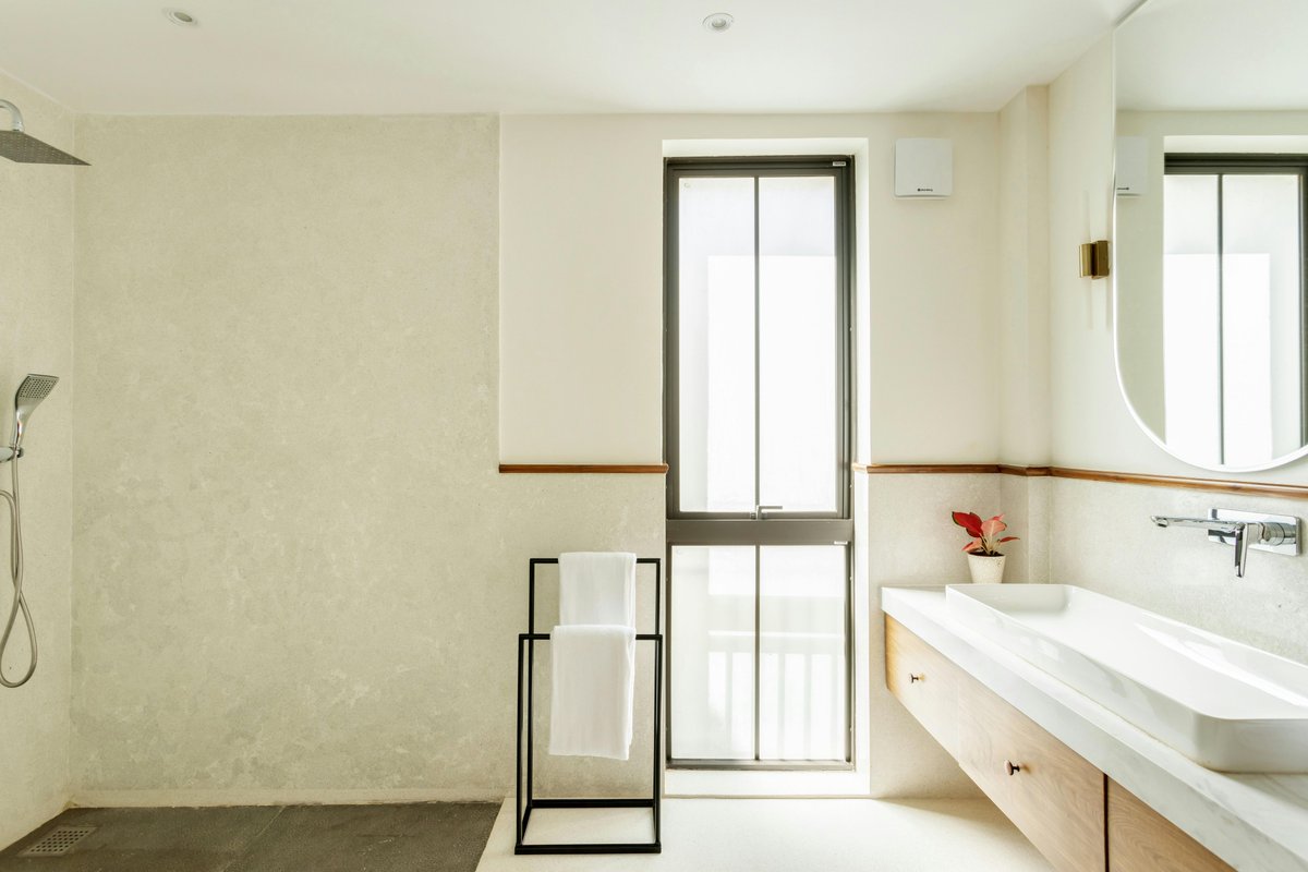 fuzzybeedecor1's tweet image. Open shower with.....freedom! Note the towel rack and the suspended vanity with modern sink. The inverted mirror gives a unique twist. So go ahead and think out of the box!!! 🐝🐝

fuzzybeedecor.com

#bathrooms #vanity #modernhome #mystyle #homedecor #decor #interiors