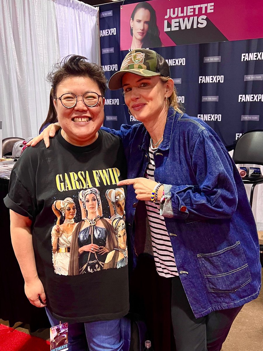 unexpected side quest at fan expo chicago: juliette lewis! didn’t think i’d get a chance to meet her but as the con was winding down sunday &amp; i heard awesome 80s music playing &amp; it was juliette! her line was dying down so i went over &amp; got a pic! she is as cool as you’d expect.🤘🏻
