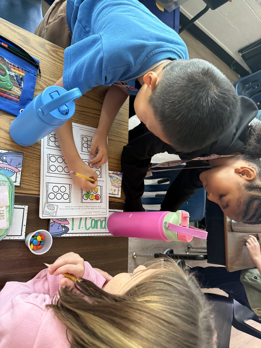 MrsJohnsonMST's tweet photo. It turns out that math is way more fun when you can use M&amp;M’s as tools.
@MSTMAGNET @lauren_bolack @IamBranum #RISDDreamBig https://t.co/Pl9hssVPxD