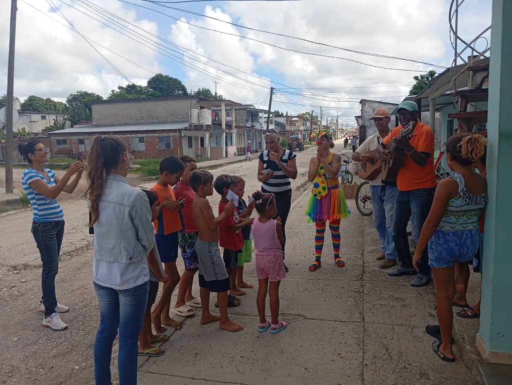 IrenaldoRodrig1's tweet photo. El #VeranoSiempreJoven cuenta con una actividad zonal y comunitaria. El Zunzún Veraniego comparte con los niños. Entre poesías,narraciones orales escénicas, baile, canciones infantiles.
#casasdecuturass 
#Culturafomentense 
#SanctiSpiritusEnMarcha https://t.co/P708OflL29