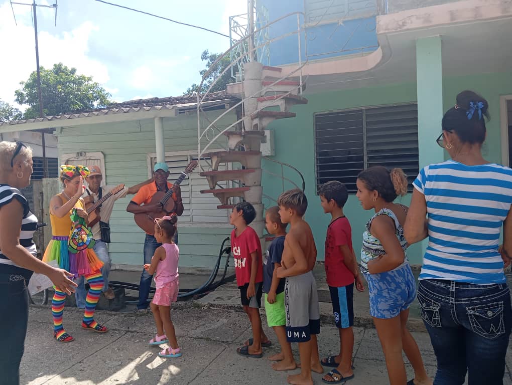 IrenaldoRodrig1's tweet photo. El #VeranoSiempreJoven cuenta con una actividad zonal y comunitaria. El Zunzún Veraniego comparte con los niños. Entre poesías,narraciones orales escénicas, baile, canciones infantiles.
#casasdecuturass 
#Culturafomentense 
#SanctiSpiritusEnMarcha https://t.co/P708OflL29