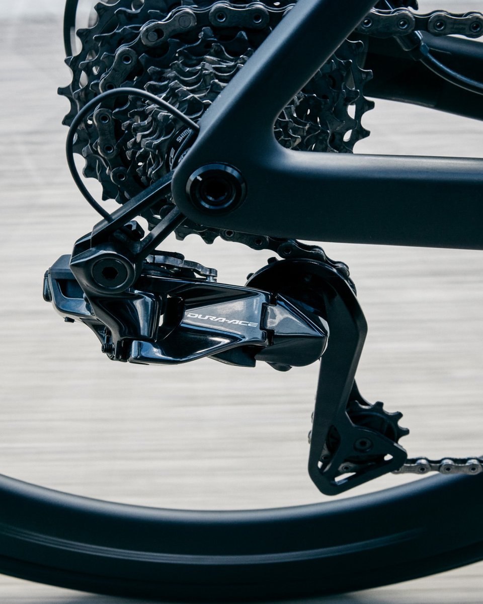 RideShimano's tweet image. At the highest level, victories are won in the margins. The grams and seconds that turn athletes into legends. That&apos;s why pro teams ride DURA-ACE R9200 Di2. Lightning-fast shifting second to none.

#ShimanoRoad