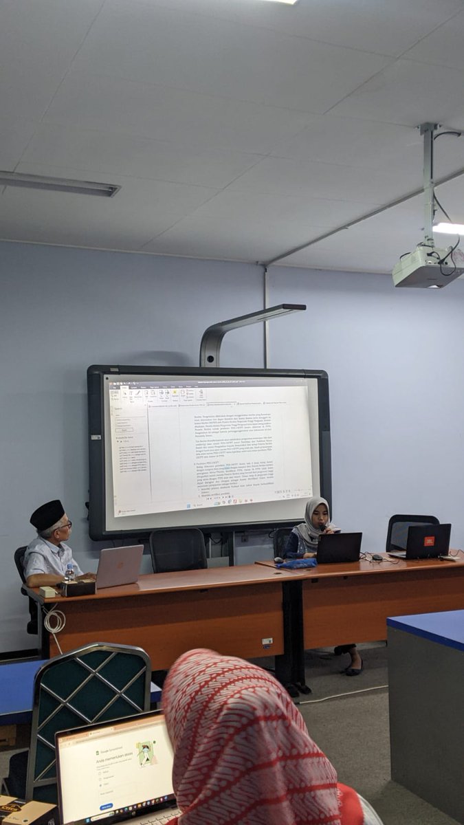 Proud of me, ngasih materi di dpn beberapa profesor dan dosen lainnya🥺