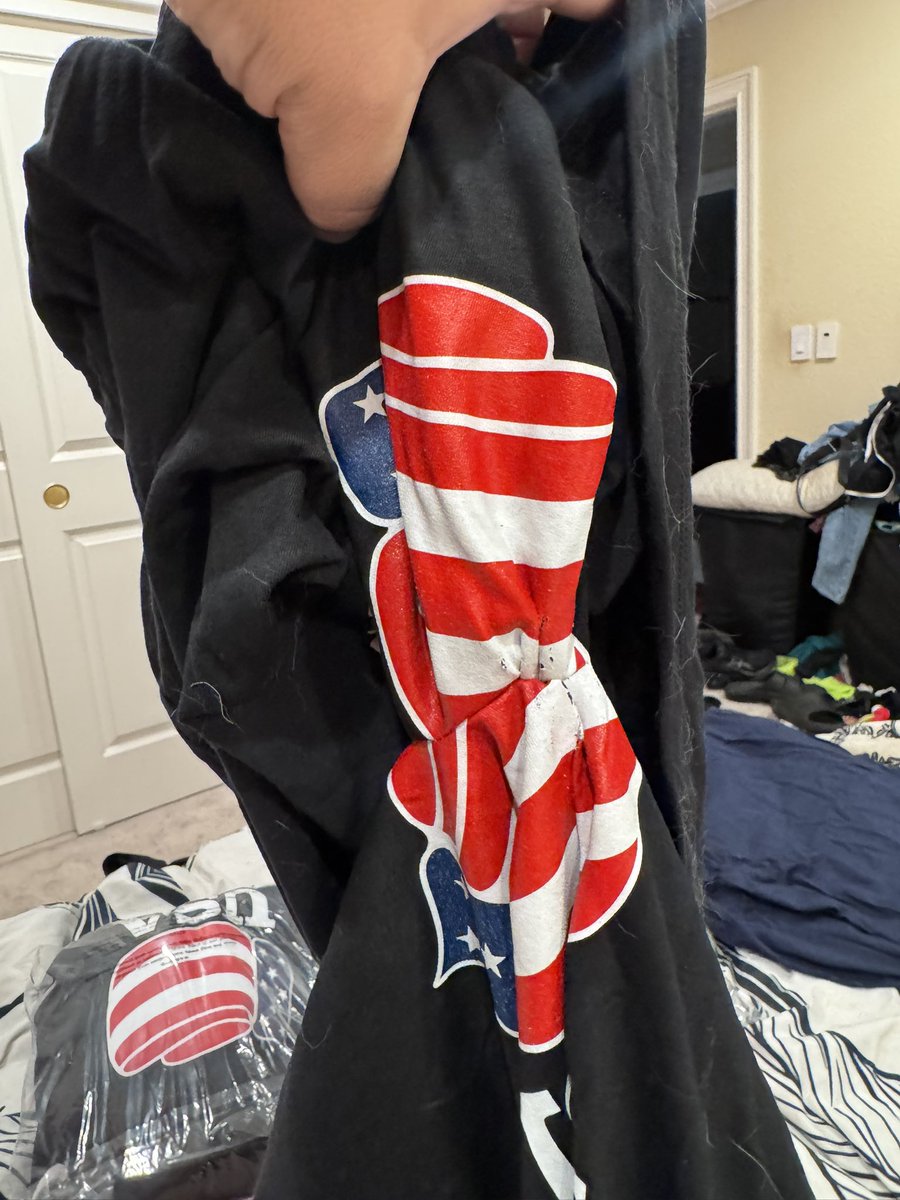 AlanMi2i's tweet photo. @AthletePS Hello,

Order number 544471 need a replacement for the 2 men’s Nike XL, the way you packed it when it was sent to me made these 2 fuse together and completely destroy the logo. See pictures for proof https://t.co/Tcm1VIyejU