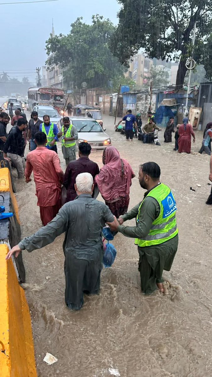 umme_ammar's tweet photo. #مرتضی_وہاب_استعفی_دو
کراچی کے میئر کہیں موجود نہیں جماعت اسلامی کے کارکنان اپنی مدد آپ کے تحت عوام کو محفوظ مقامات پر پہنچا رہے ییں https://t.co/KYzVrctqLb