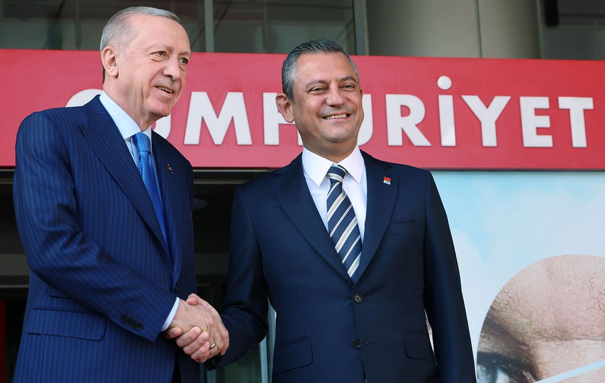 WHO18811938's tweet photo. Yıllarca Deniz Baykal ve Kılıçdaroğlu’nun yaptığını Özgür Özel kendi koltuğunu korumak için yapıyor. Bir iki miting ile gaz alıp halkı yumuşatıyor. Bu arada saray ise tek tek kazanamadığı belediyelere el koyup anayasa değiştirmeye doğru yol alıyor. Ve bu koyun halk bunu görmüyor. https://t.co/0Qd17F3blD