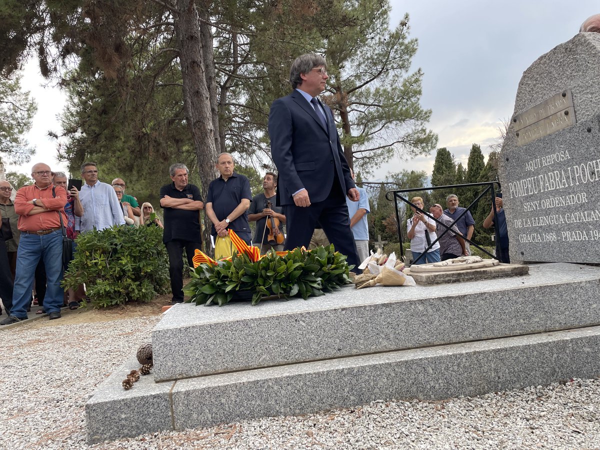 Aleix Clarió 🎏🐉 (@aleixclario) on Twitter photo El president <a href="/KRLS/">krls.eth / Carles Puigdemont</a> Puigdemont fa en aquests moments l’ofrena floral a la tomba de Pompeu Fabra El president <a href="/KRLS/">krls.eth / Carles Puigdemont</a> Puigdemont fa en aquests moments l’ofrena floral a la tomba de Pompeu Fabra