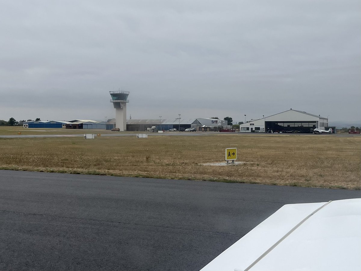 Août = Navigations ✈️ en <a href="/NvelleAquitaine/">Nouvelle-Aquitaine</a> et en <a href="/auvergnerhalpes/">Auvergne-Rhône-Alpes</a> Atterrissages 🛬 sur des terrains connus #Soulac #Rochefort mais aussi découverte de nouveaux aérodromes #SaintEtienne #Roanne