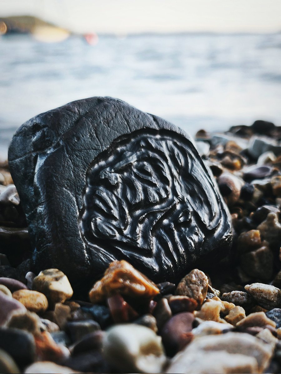 <a href="/CozomoMedici/">Cozomo de’ Medici</a> <a href="/rollbit/">Rollbit</a> GM GM⚜️

Above the thought 🗿
His gaze drifts beyond reason, where thought dissolves into presence.
Above the Thought is a portrait of still awareness, hand carved in stone.

1/1, 0.11 Reserve

Lithoglyphs collection on FND:
🔗foundation.app/mint/eth/0x79A…