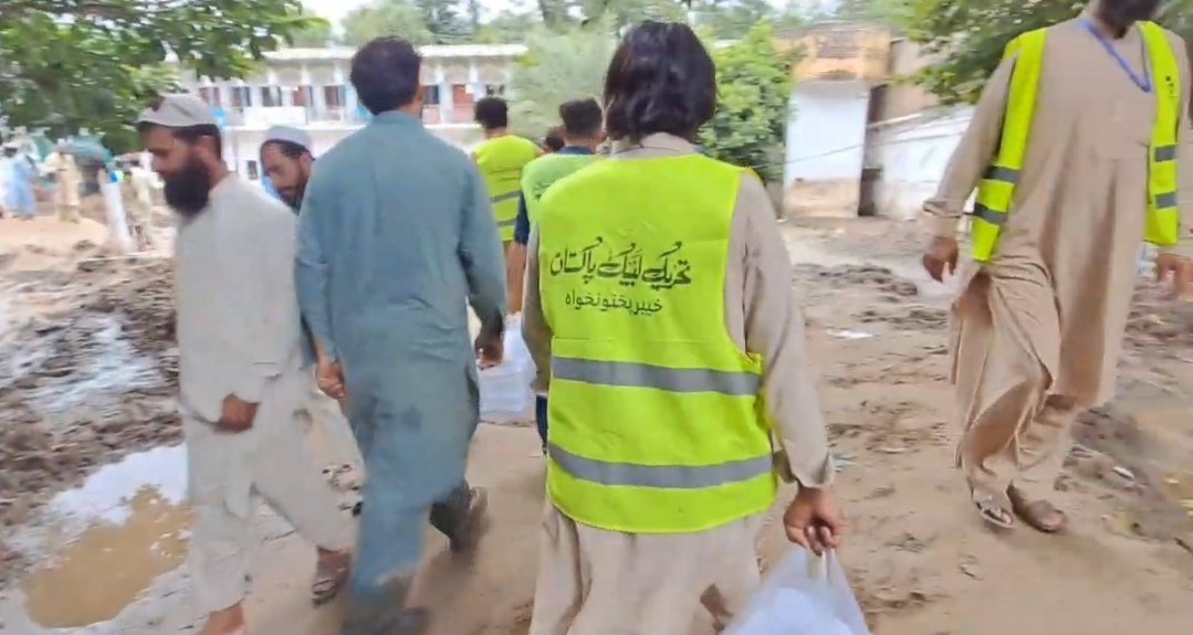 بونیر اور سوات کے سیلاب زدہ علاقوں میں TLP کے رضاکار عملی امداد کے لیے دن رات سرگرم ہیں، عوام کی خدمت اور حفاظت ہماری اولین ذمہ داری ہے #TLP_WelfareActivities