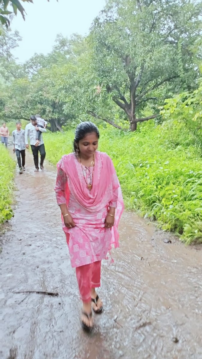 Chandrika761983's tweet photo. પ્રકૃતિએ શીખવ્યું મૌન રહીને પણ સંગીતમય રહેવું. પરિસ્થિતિ પ્રમાણે એડજેસ્ટ કરવું પણ મૂળ પ્રકૃતિ ક્યારેય ન છોડવી. હું દ્રઢપણે માનું છું કે પ્રકૃતિ અને ઈશ્વર એક જ છે.
જંગલ લડતાં શીખવે છે. હારતાં શીખવે છે. મૌન શીખવે છે અને સંગીત શીખવે છે. એકબીજાને સ્વીકારતાં શીખવે છે. 
(૧) https://t.co/i8bBGy9neF
