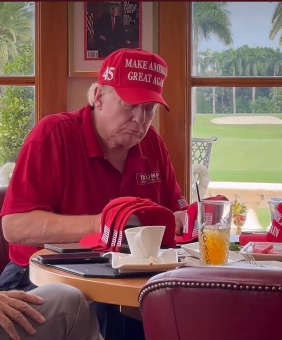 WakeUpPatriott's tweet photo. 🚨BE HONEST: 

DO YOU BELIEVE DONALD TRUMP IS A GOOD MAN? 

A. YES 
B. NO https://t.co/B6fp9KgSfl