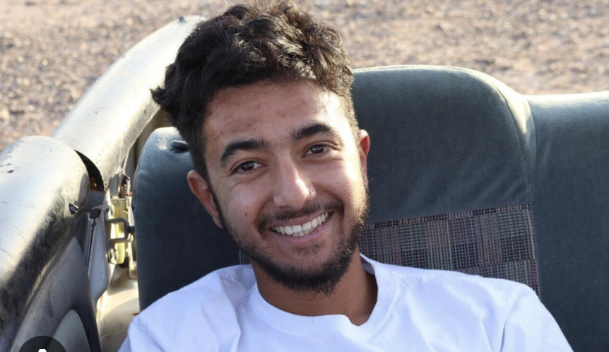 היי הירש,

אני כותבת לך בגוף שני, למרות שאני לא מאמינה שיש גן עדן, ובכל זאת אני נורא רוצה להאמין, כי בגיהנום כבר היית.

לפני כמה ימים קראתי את ״לכודים״ - הספר שכתבו ניצן הורוביץ וארווה דגין על מיגונית המוות ברעים. המיגונית שממנה חטפו אותך. 

את הספר הם סיימו לכתוב כשעוד היית