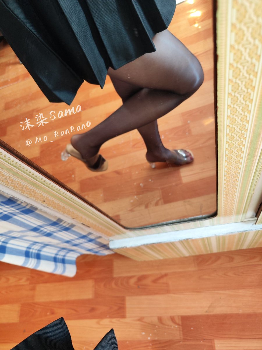 看着妈妈的油光黑丝内心是不是已经蠢蠢欲动了呢
就让裹着热气的臀瓣降临在你的脸上，满满都是雌香骚气堵在你的口鼻之间。成为丰满丝臀下的座椅，用口舌侍奉妈妈的私处，阴阜肥厚爱液黏连，是最好的催情剂，肉腿会在高潮时紧紧夹住带来新一轮的窒息🖤

#文爱 #文媛 #坐脸 #颜面骑乘 #黑丝 #恋足足交