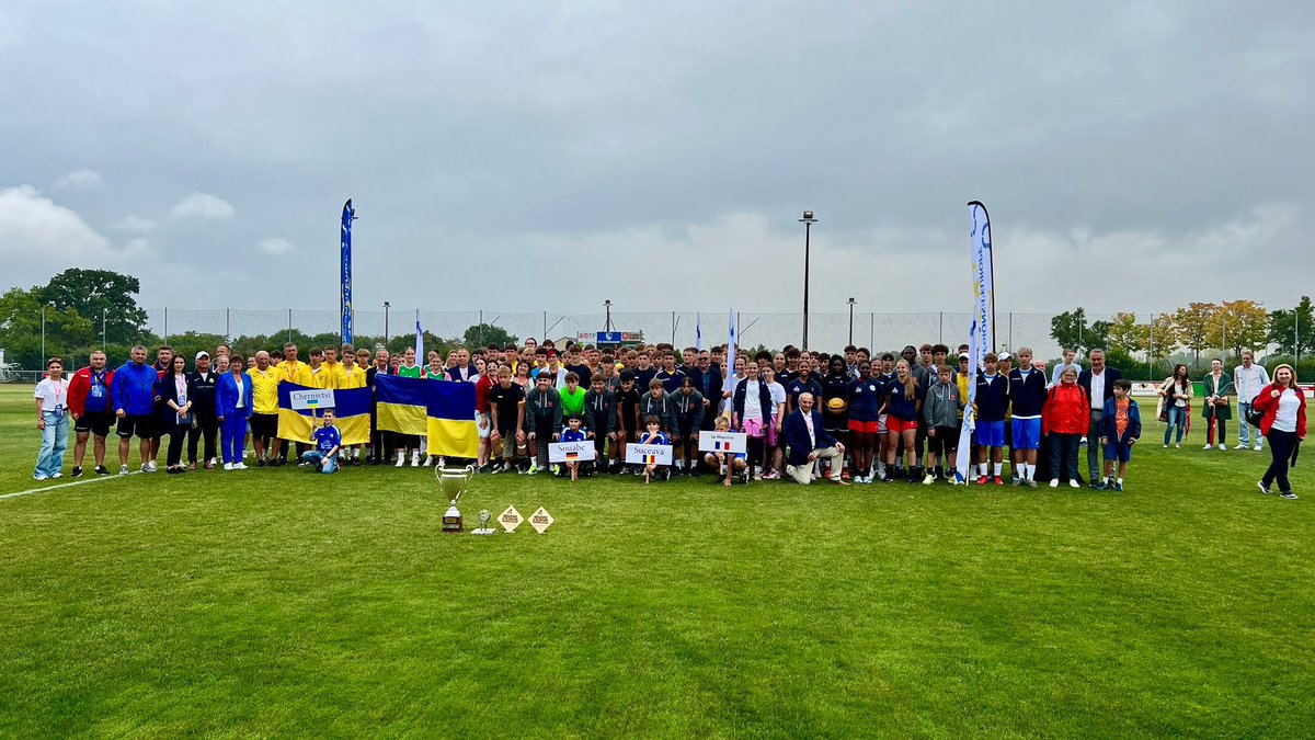 🇫🇷🇺🇦🇩🇪🇷🇴 Ouverture officielle de la Rencontre des Quatre Régions pour l’Europe🇪🇺en Mayenne.
Un hommage à Gérard Dujarrier, Vice-Président du Conseil départemental avec le coup d’envoi du 1er match de football Allemagne - Roumanie par ses petits enfants.

Une nouvelle édition