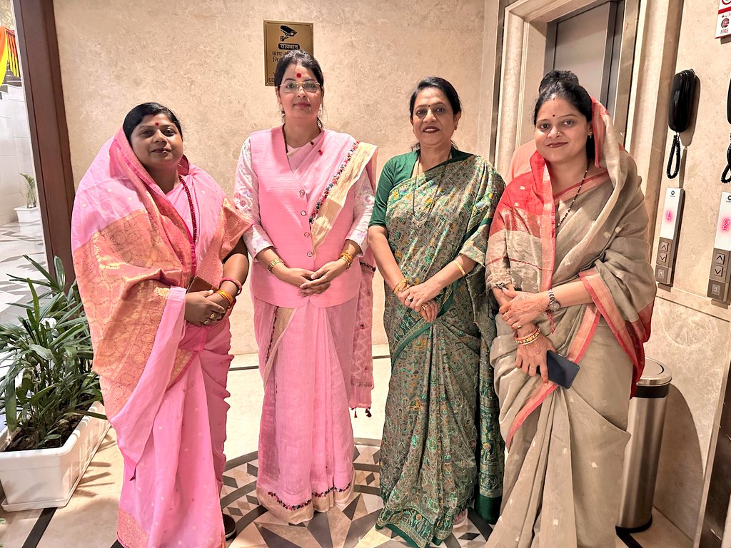 Seema Singh Yadav (मोदी का परिवार) (@bjpseemasingh) on Twitter photo दिल्ली प्रवास के दौरान सागर लोकसभा सांसद आदरणीय श्रीमती <a href="/WankhedeLata/">Lata Wankhede</a> जी, एवं बालाघाट सांसद माननीय श्रीमती <a href="/bhartipardhimp/">Bharti Pardhi</a> जी से उनके दिल्ली निवास पर मुलाकात की
साथ में सीधी महिला मोर्चा जिलाध्यक्ष श्रीमती पूनम सोनी जी, सिंगरौली महिला मोर्चा जिलाध्यक्ष श्रीमती सीमा जायसवाल जी रही दिल्ली प्रवास के दौरान सागर लोकसभा सांसद आदरणीय श्रीमती <a href="/WankhedeLata/">Lata Wankhede</a> जी, एवं बालाघाट सांसद माननीय श्रीमती <a href="/bhartipardhimp/">Bharti Pardhi</a> जी से उनके दिल्ली निवास पर मुलाकात की
साथ में सीधी महिला मोर्चा जिलाध्यक्ष श्रीमती पूनम सोनी जी, सिंगरौली महिला मोर्चा जिलाध्यक्ष श्रीमती सीमा जायसवाल जी रही