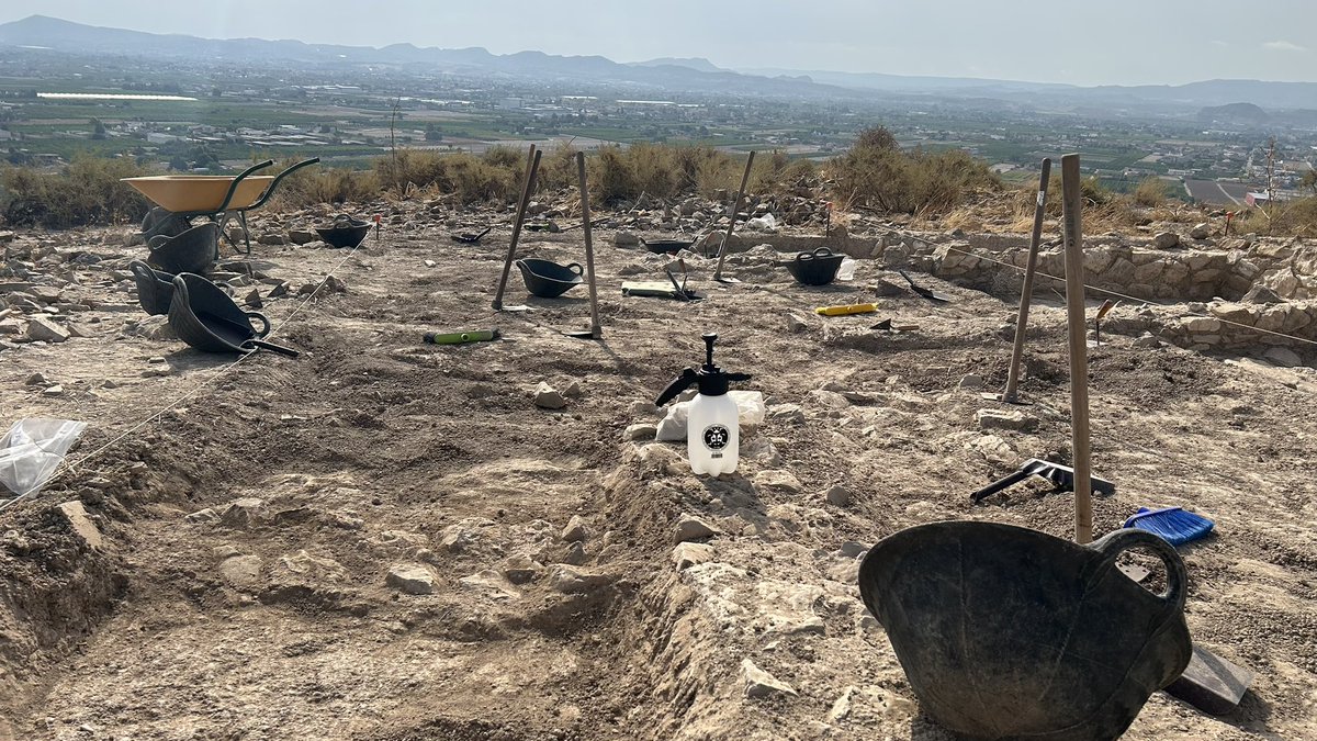 PSantomera's tweet image. Primeros días de excavación en el Poblado Íbero del Balumba… superamos esta prueba de intenso calor.
Nos aparecen las estructuras murarías asociadas así como materiales muy interesantes. Pronto realizaremos una jornada de puertas abiertas para el público. 
#SantomeraMilenaria