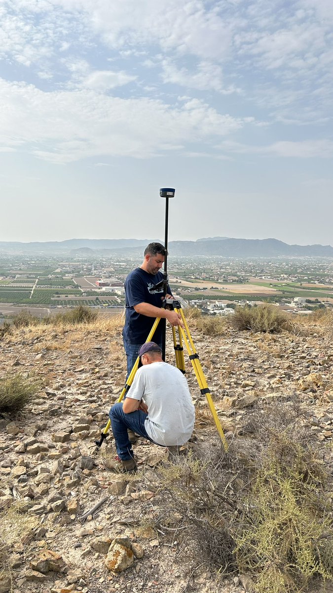 PSantomera's tweet image. Primeros días de excavación en el Poblado Íbero del Balumba… superamos esta prueba de intenso calor.
Nos aparecen las estructuras murarías asociadas así como materiales muy interesantes. Pronto realizaremos una jornada de puertas abiertas para el público. 
#SantomeraMilenaria