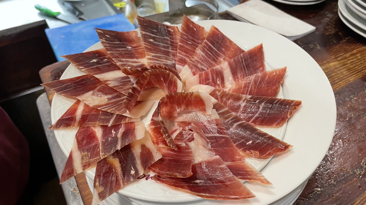 🥓✨ ¡Descubre la excelencia del Jamón Ibérico de Bellota! 🌟🍽️ Un manjar que no te puedes perder: curado a la perfección y con un sabor inigualable. 😋👌 ¡Ven y disfruta de esta delicia única en #BodegaGóngora! 🥂🎉

☎️ 954221119 o 609542776
📌 bodegagongora.com

#Sevilla