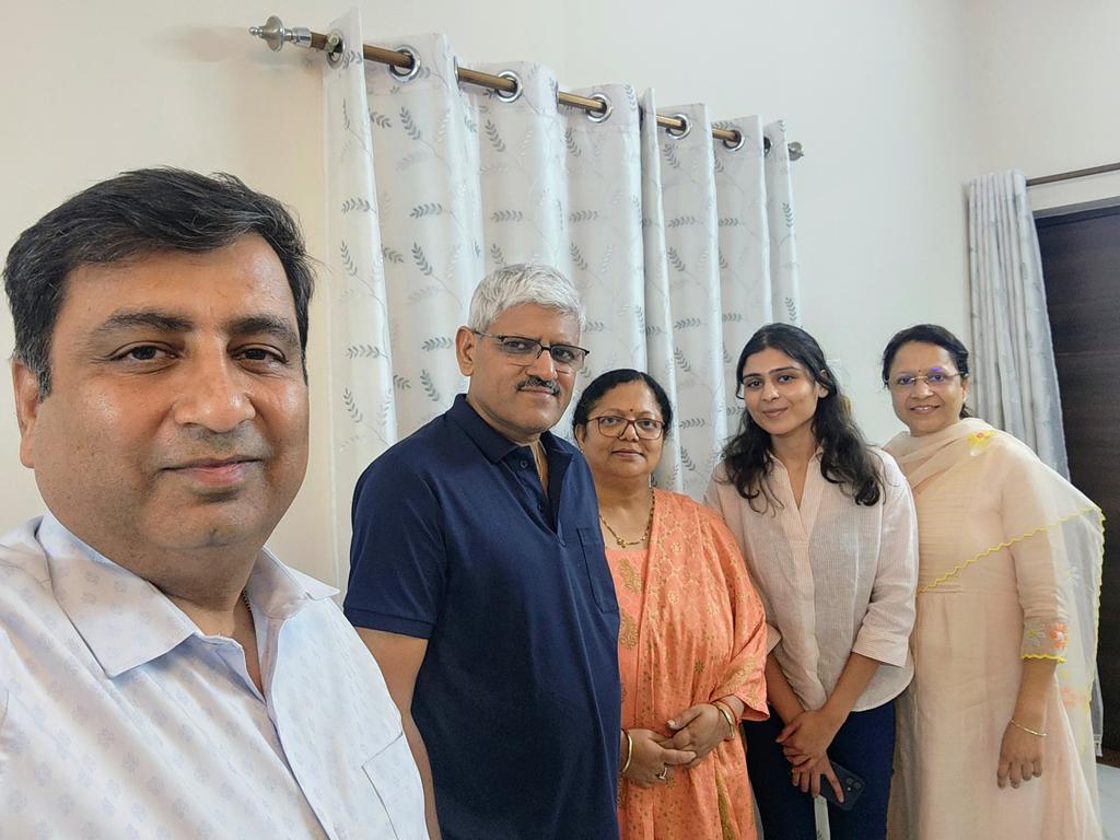 Ashish_Chhapria's tweet image. अपर पुलिस महानिदेशक गोरखपुर जोन श्री मुथा अशोक जैन जी (IPS) के साथ उनके गोरखपुर आवास मे एक पारिवारिक मुलाकात