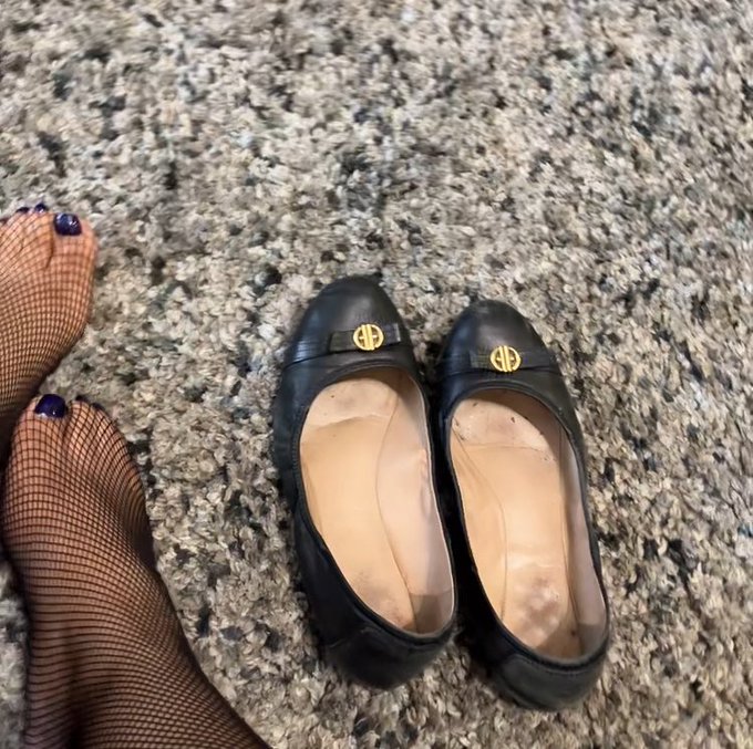 PrincessaLilly 👑 - My footslut slave @poetic_pet bought My worn out flats for $2,000. 😂 Going to vacuum seal them so he gets all of My feet’s natural fragrance and ship them to him. Should I write “smelly worn shoes” on the box? 🤔 🤭 https://t.co/kqzfoWZqiw