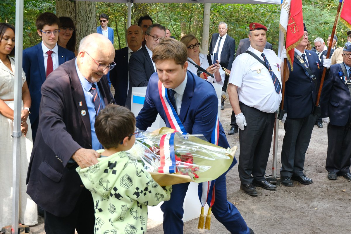 Fabien Aufrechter (@fabien_au) on Twitter photo Commémoration du 81e anniversaire de la Libération de <a href="/VilledeVerneuil/">Ville de Verneuil 78</a>. L'occasion d'un moment de recueillement sur la stèle en la mémoire du Major américain Shurdl, abattu au-dessus de notre forêt. Commémoration du 81e anniversaire de la Libération de <a href="/VilledeVerneuil/">Ville de Verneuil 78</a>. L'occasion d'un moment de recueillement sur la stèle en la mémoire du Major américain Shurdl, abattu au-dessus de notre forêt.