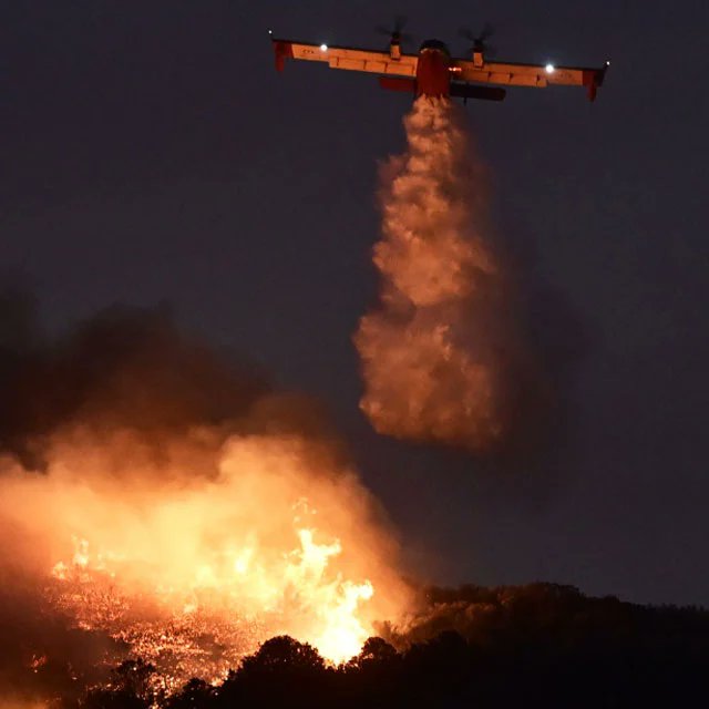 Στη φωτογραφία βλέπουμε ένα ελληνικό Canadair, του οποίου οι πιλότοι παραβίασαν το πρωτόκολλο και έκαναν νυχτερινές ρίψεις νερού, σώζοντας δάσος και περιουσίες.
Αυτοί θα πάρουν κανά παράσημο από τον ΠτΔ;
Μπααα