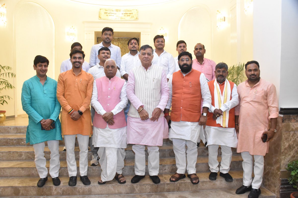 आज विधानसभा में भारतीय जनता पार्टी के वरिष्ठ नेता, पूर्व प्रदेश अध्यक्ष एवं पूर्व सांसद माननीय श्री रमापति राम त्रिपाठी जी से सौजन्य भेंट हुई। 

इसके उपरांत विधानसभा परिसर का भ्रमण किया, जहाँ हाल ही में हुए परिवर्तन और सौंदर्यवर्धन ने उन्हें अत्यंत प्रभावित किया। 
इस अवसर पर