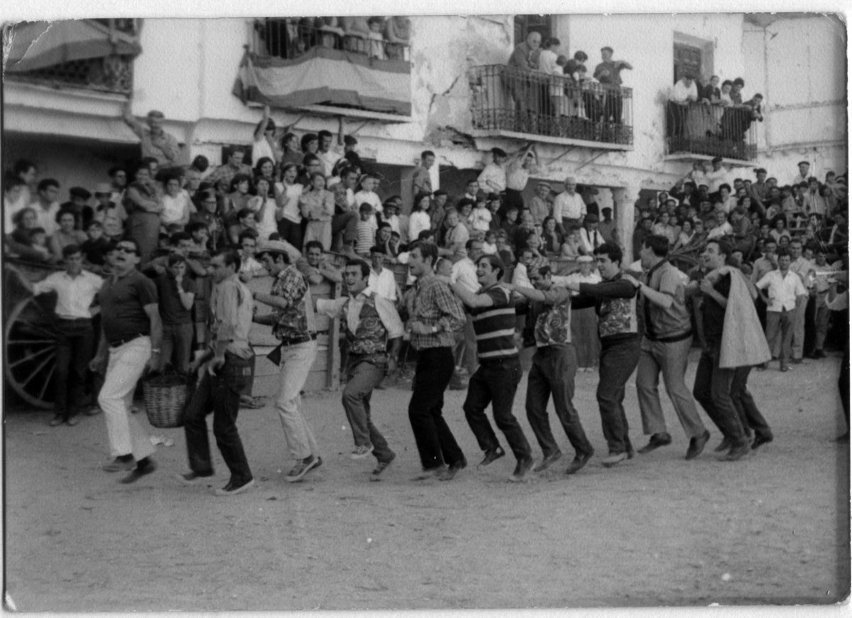📸 Pues más que curiosa: esta galería de FOTOS ANTIGUAS de FIESTAS populares en pueblos de Castilla-La Mancha

🔎 Quiero verlas: cultura.castillalamancha.es/archivos/expos…