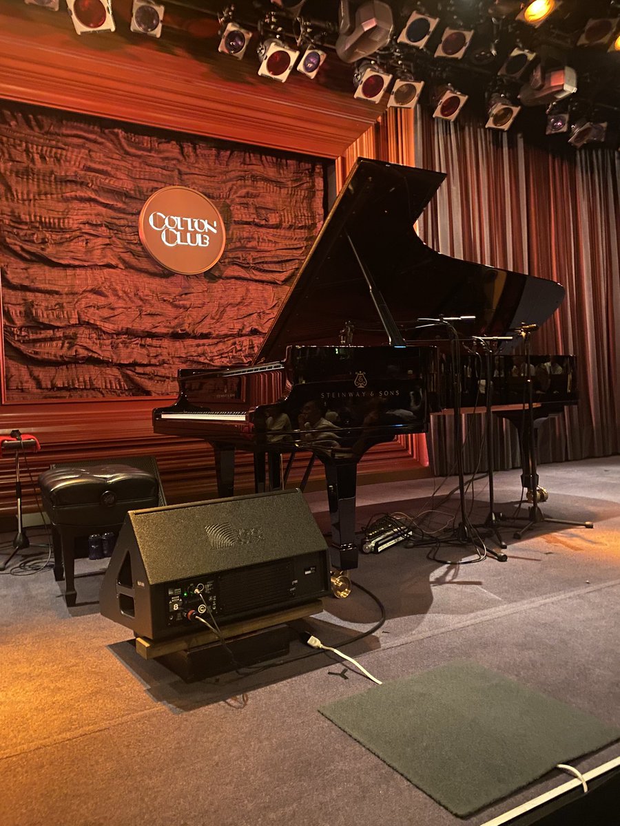 takemas13928201's tweet image. ピアノを弾く手の動きがとても複雑で普通じゃないので思わずびっくりする
ニュアンスが違うラインを同時に弾き分け、まるで2人で演奏しているように聴こえたり、弦を右手でミュートしながら左手だけでふたつのラインを弾いたりする
#SullivanFortner #サリヴァン・フォートナー #コットン・クラブ(2/3)