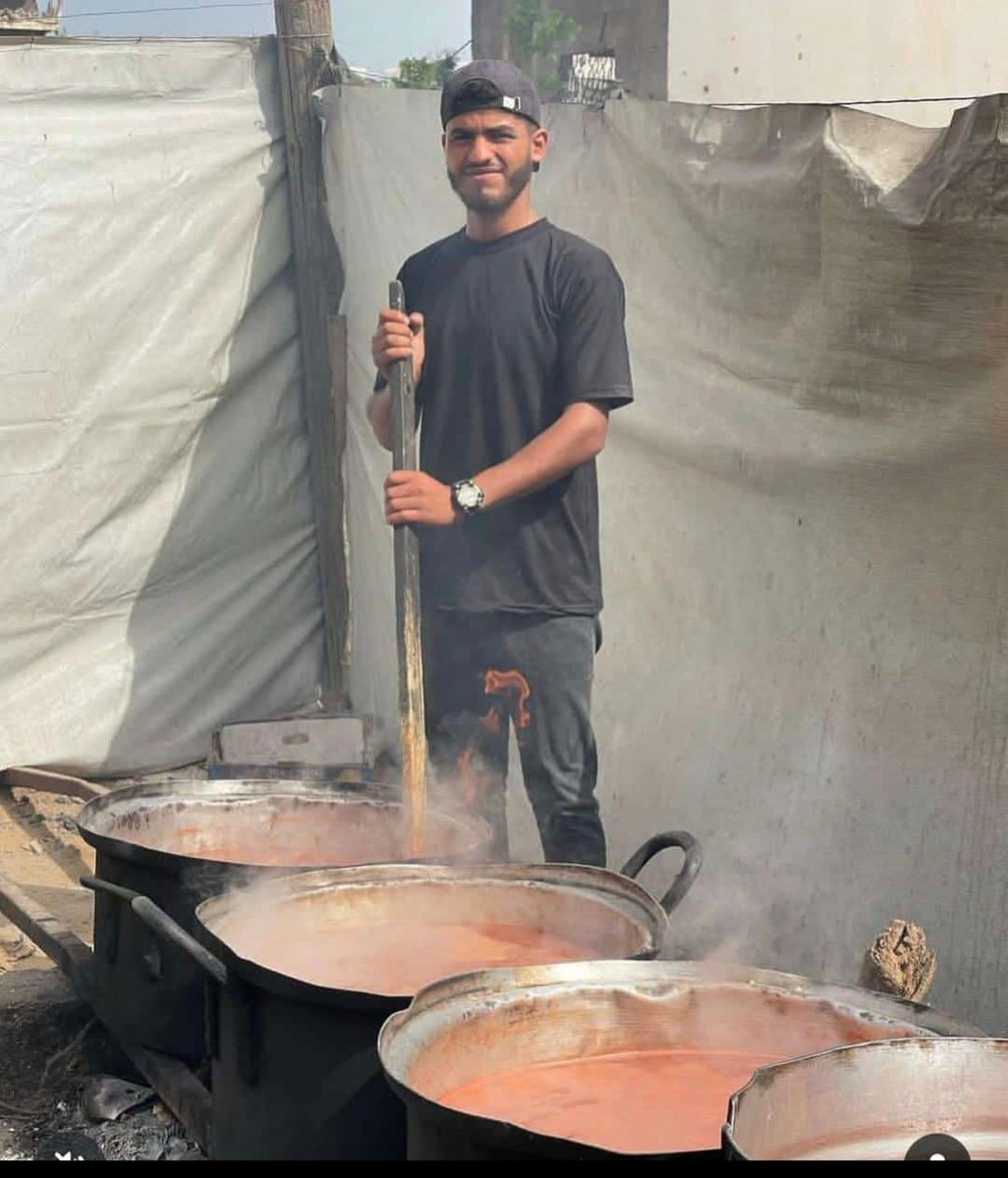 Adel se encuentra al Norte de Gaza. Los 13 miembros de su familia están a su cargo. Padres, hermanos, hijos y sobrinos. Sacudidos por la guerra, el hambre y la falta de medicinas y agua potable.
Puedes ayudarlos a través de este enlace:
gofund.me/fad8ea37