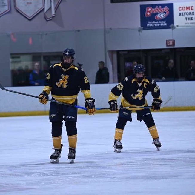 Minor hockey teammates Henry Brzustewicz and Ben Wilmott are reunited in London 🤝