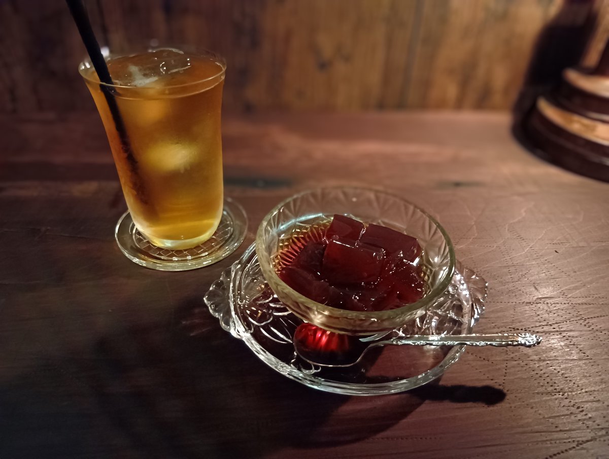 念願の尾道の夜を歩く。ツユクサさんでは夜のしじまに溶けるとはこういうことなのでは・・・と思う瞬間があった。机の肌触りもとてもよかったな。静かな時間がとても居心地が良かった。