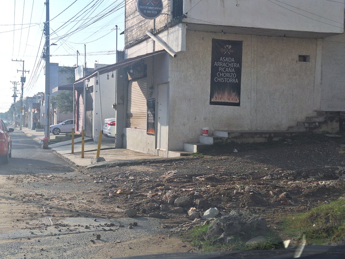 ChavezDaniel25's tweet photo. Bue día. Se necesita retiro de arrastre en H. Colegio Militar desde Av Monte Verde hasta calle Flamingo, En el Fortin. Urge apoyo @ZapopanDen @Trafico_ZMG @ZapopanGob @zona3noticias https://t.co/9aAd9w3cL7