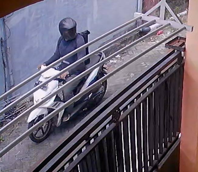 ❗INFOO MALINGGG❗

AREA ISI GERBANG BELAKANG KAMPUS 2

MALING TERSEBUT TELAH MENGAMBIL 1 UNIT LAPTOP DI DAERAH DEKAT ISI GERBANG BELAKANG KAMPUS 2 
SEKITAR PUKUL 14(.)00

YANG TAU ORANG SEPERTI GAMBAR DIATAS DAPAT DIINFO DI NOMOR 08155939203

Sender: 🏫 SV