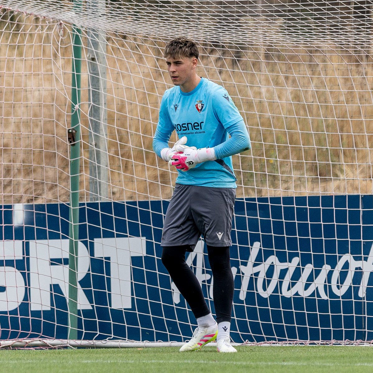 Osasuna_Tajonar's tweet photo. 🌍 Mikel Bermejo ha sido convocado por la @SEFutbol sub-17 para participar en una concentración en Alfaz del Pí (Alicante) que comenzará el lunes 25 de agosto y concluirá el 28 de agosto.

¡Enhorabuena, Mikel! https://t.co/SRDA6i588c