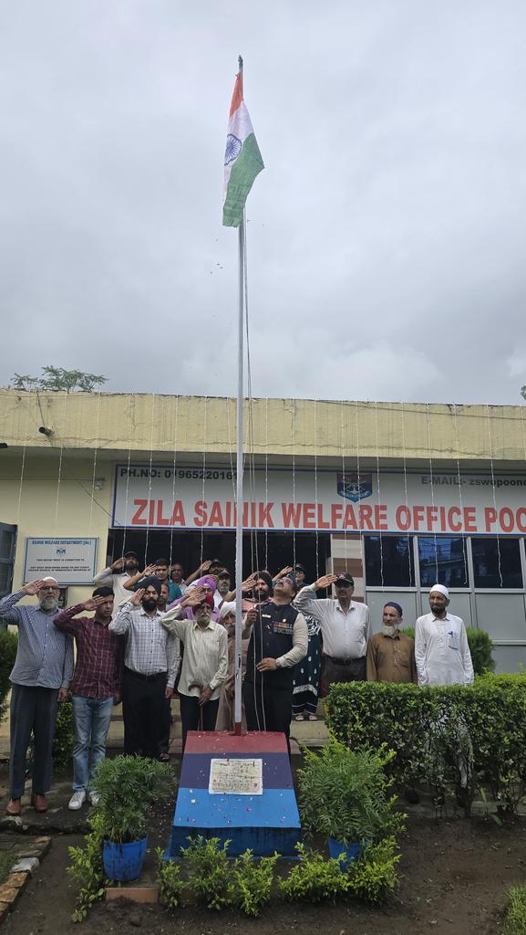 SainikWelfareJK's tweet photo. #IndependenceDay2025 celebrated Team Sainik Welfare Poonch. Event attended by locals and exservicemen including two super Veterans aged 98  &amp; 105 years.
Jai Hind ! https://t.co/kXJvbhMJxQ