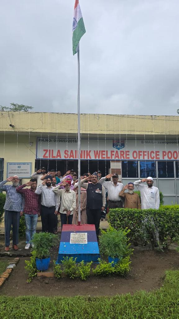 SainikWelfareJK's tweet photo. #IndependenceDay2025 celebrated Team Sainik Welfare Poonch. Event attended by locals and exservicemen including two super Veterans aged 98  &amp; 105 years.
Jai Hind ! https://t.co/kXJvbhMJxQ