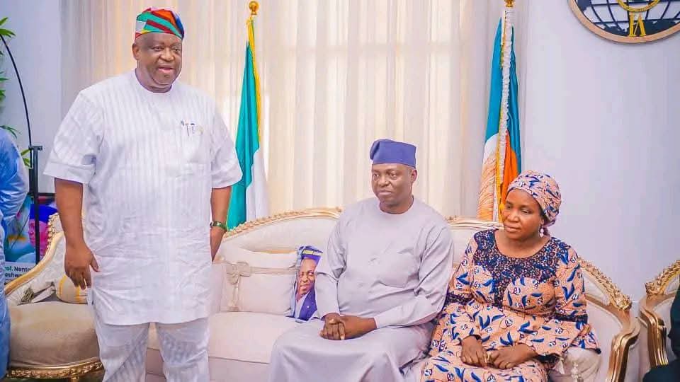 Aisha Muhammad Aliyu (@aishamuhammad40) on Twitter photo The Executive Governor of Plateau State, His Excellency Barr. <a href="/CalebMutfwang/">Caleb Mutfwang</a> paid a condolence visit to the family of Prof. Nentawe Yilwatda to commiserate with them over the passing of his mother, late Mama Lydia Yilwatda. The Executive Governor of Plateau State, His Excellency Barr. <a href="/CalebMutfwang/">Caleb Mutfwang</a> paid a condolence visit to the family of Prof. Nentawe Yilwatda to commiserate with them over the passing of his mother, late Mama Lydia Yilwatda.